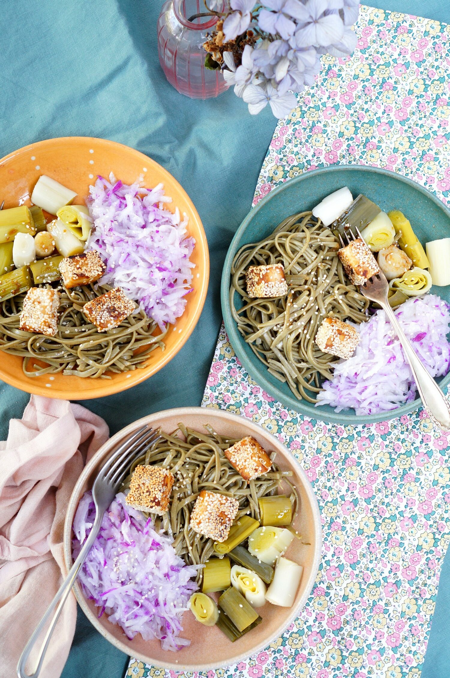 Tofu mariné en croûte de sésame, nouilles soba, poireaux, radis par